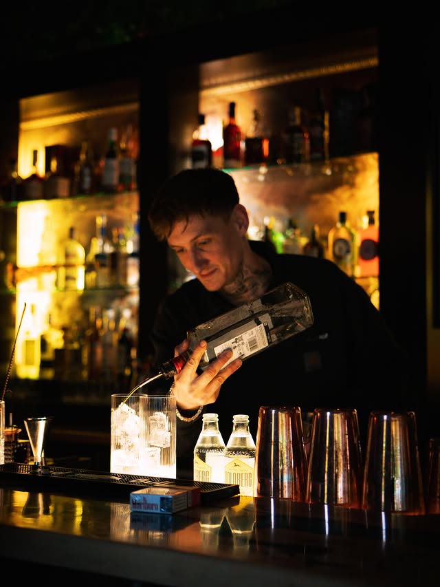 Unser Barkeeper schenkt einen Drink ein