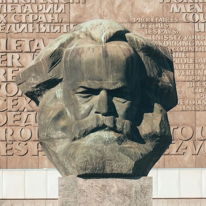 Das Karl-Marx-Monument in Chemnitz, ganz in der Nähe der Bar
